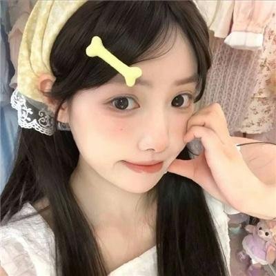 抽象画中的越南少女